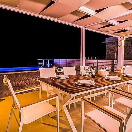 Villa Sleeps 8 Pool Air Con Wifi *