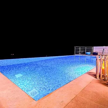 Villa Sleeps 8 Pool Air Con Wifi *