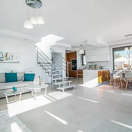 Villa Sleeps 8 Pool Air Con Wifi *