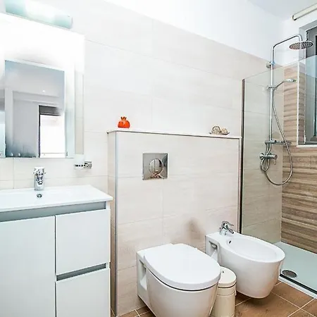 Sleeps 8 Pool Air Con Wifi