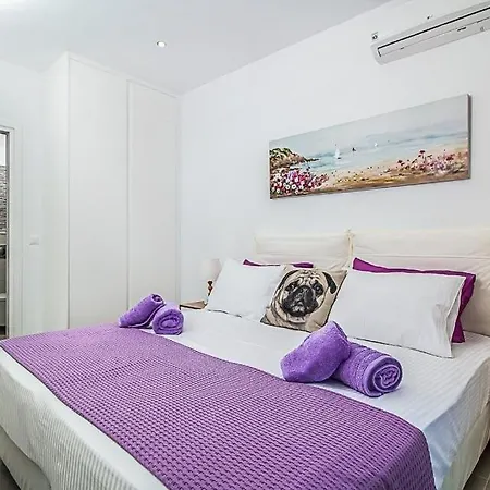 Sleeps 8 Pool Air Con Wifi