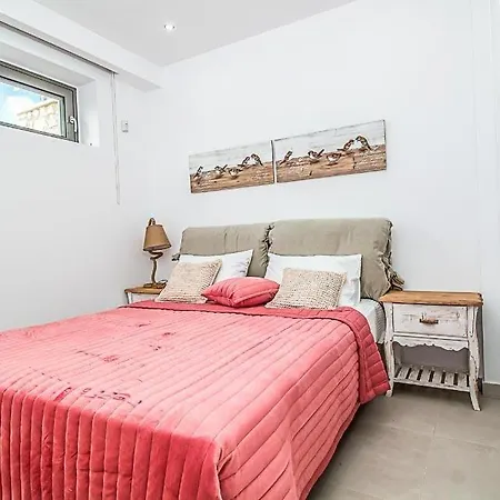 Sleeps 8 Pool Air Con Wifi Afantou